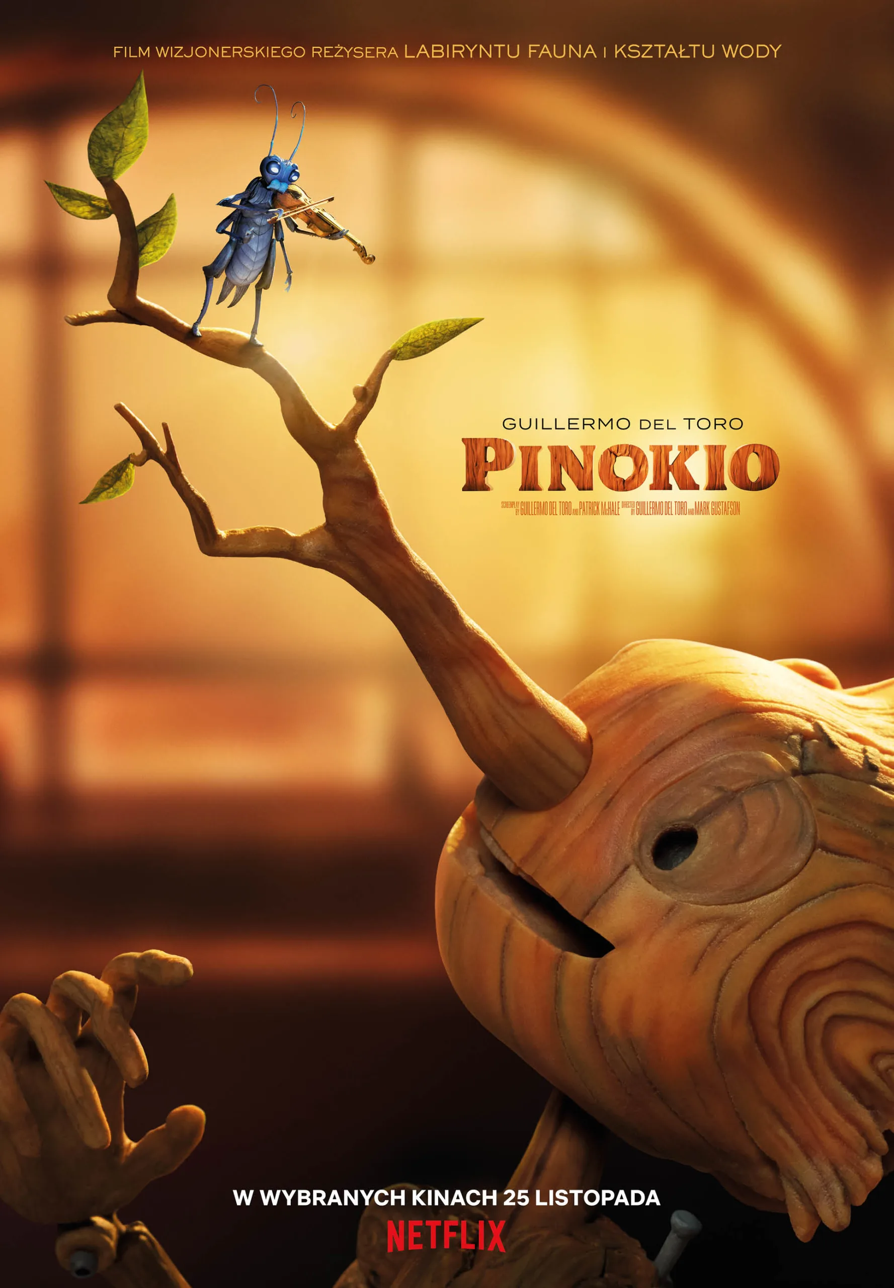 Plakat z filmu „Pinokio”. Zbliżenie na głowę i dłoń drewnianej lalki z długim nosem. Nos przybiera formę drzewka z kilkoma zielonymi listkami. Na jednej z gałęzi tego drzewa stoi niebieski świerszcz, grający na skrzypcach. W tle nieostre okno. Kolorystyka plakatu: brąz i pomarańcz.