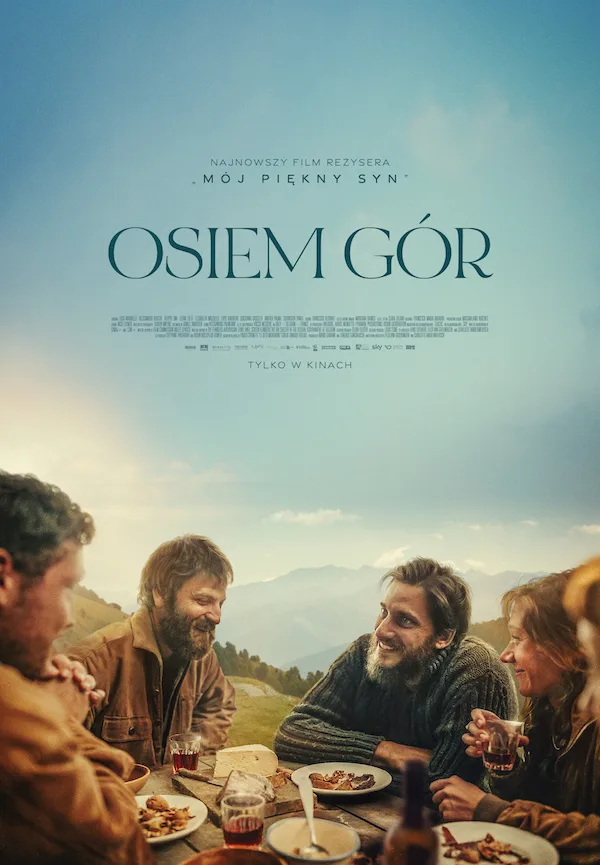 Plakat z filmu "Osiem gór", przedstawiający rozmawiających i śmiejących się ludzi na tle górskiego krajobrazu.