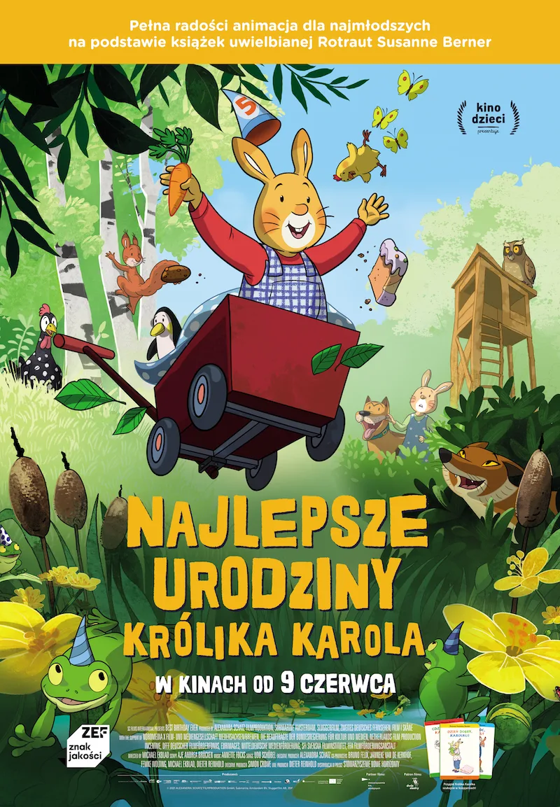 Plakat promujący film "Najlepsze urodziny królika Karola". Królik w czerwonym wózku, unosi się w powietrzu, unosząc w górę ręce. W tle las i inne zwierzęta.